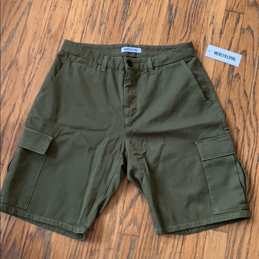 MERCY & LOYAL VENICE CARGO SHORTS (32 Waist)